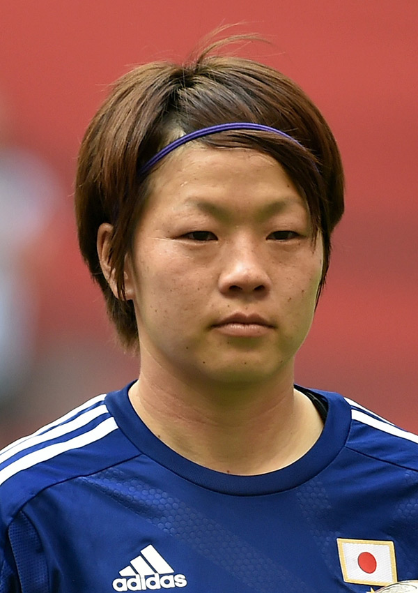 womens-soccer-hair-beauty-gty-7