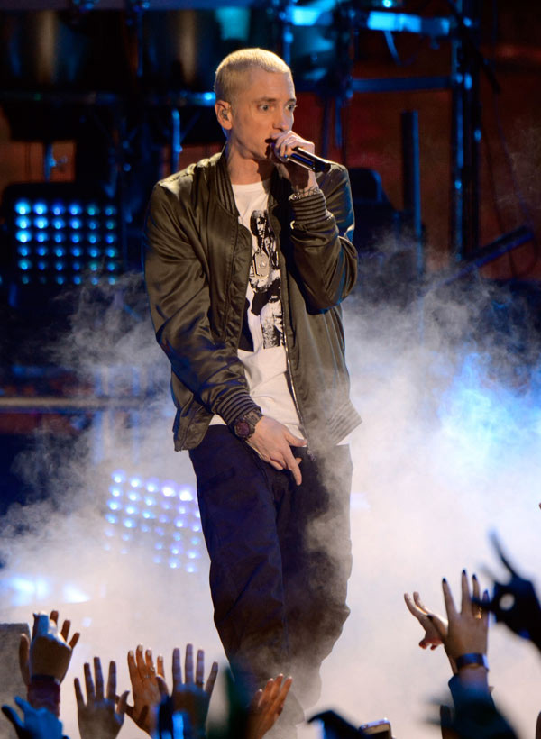 eminem-15-celebs-you-didnt-know-lefthanded-gallery-08