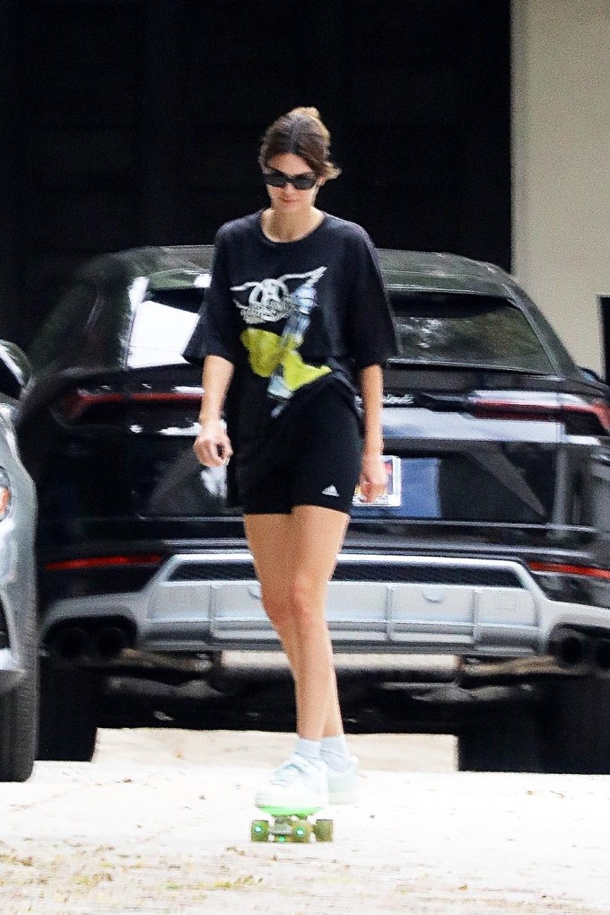 Kendall Jenner has a little Impromptu Skate Party with her girls