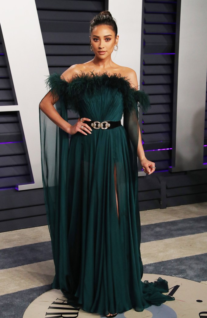 Shay Mitchell At The Vanity Fair Oscar Party In 2019