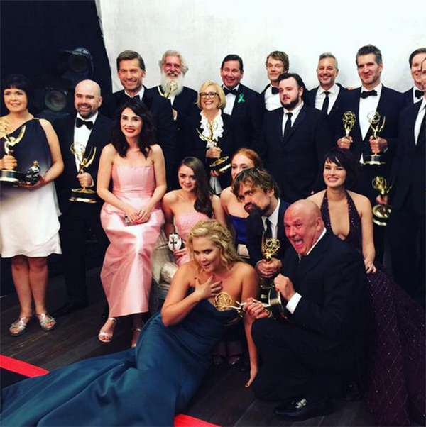 amy-schumer-photobombs-game-of-thrones-cast-after-emmy-win-ftr