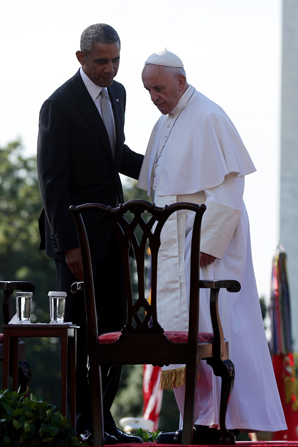 barack-obama-pope-francis-helping-him-to-seat