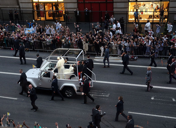 pope-francis-arrives-nyc-5th-ave-02