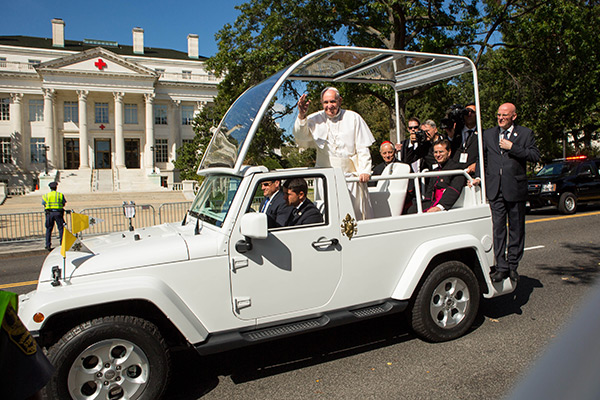 pope-francis-drives-around-parade-route-2