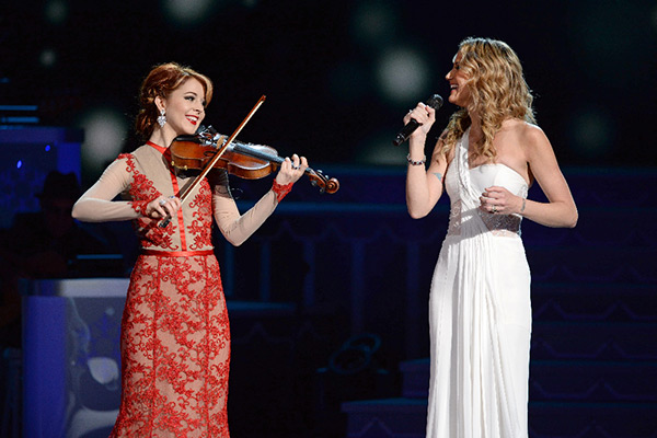 jENNIFER-NETTLES-linsey-stirling-cma-country-christmas-special-2015-4