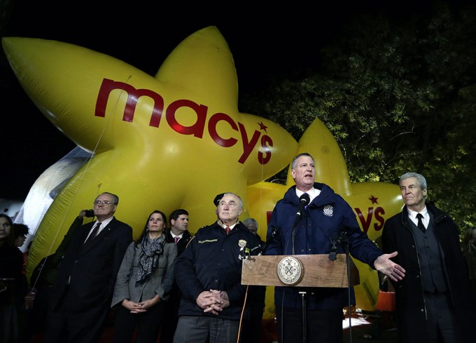 Mayor Bill De Blasio helps kick off the 2015 Macy’s Thanksgiving Day Parade celebration.
