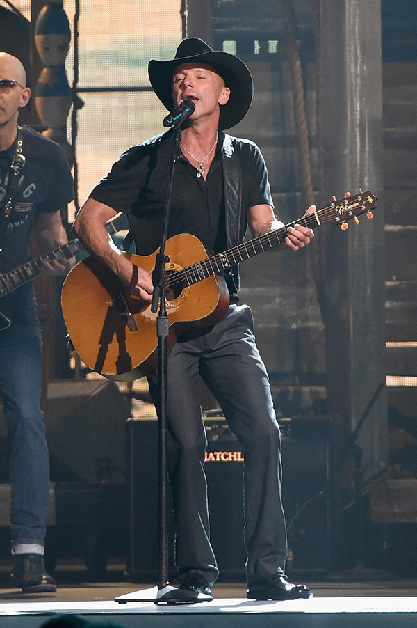 show-moments-cma-awards-2015-country-music-association-kenney-chesney