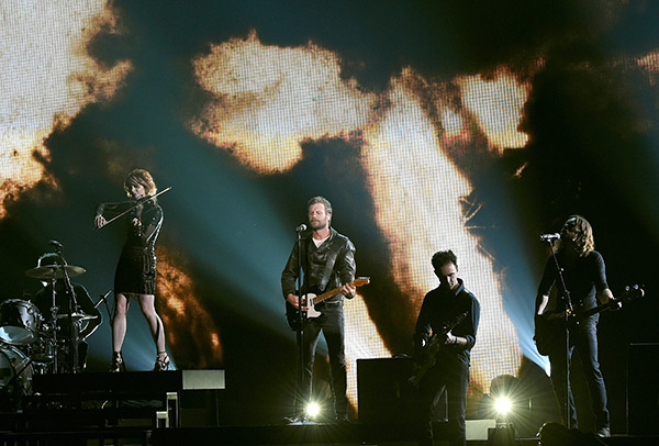 show-moments-cma-awards-2015-country-music-dierks-sterling-ftr