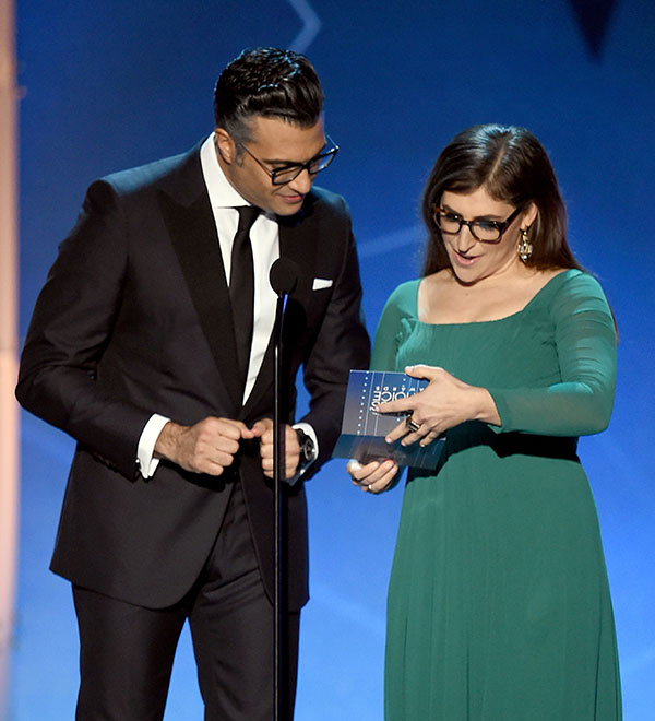 show-moments-gallery-jaime-camil-and-mayim-bialik