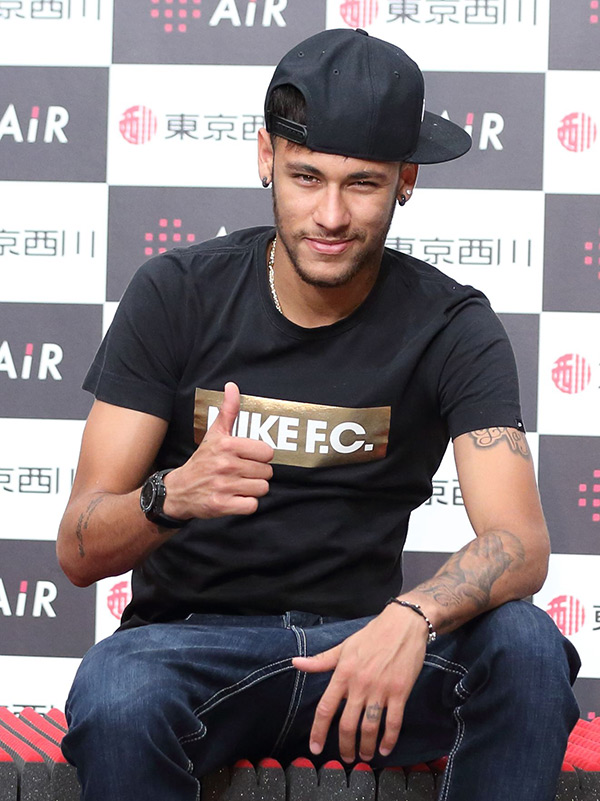 Neymar gives a thumbs up