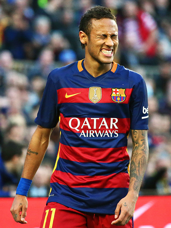 Neymar closes his eyes