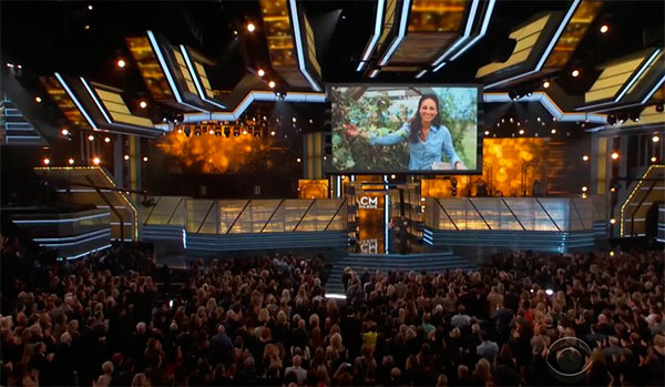 joey-feek-tribute-standing-ovation-american-country-music-awards-2016-ftr