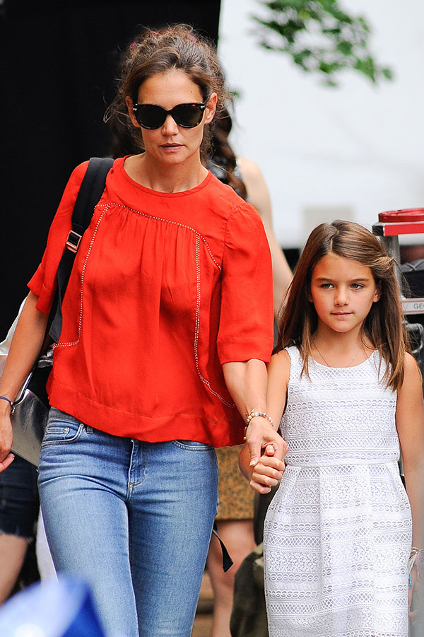 Suri Cruise and Katie Holmes holding hands