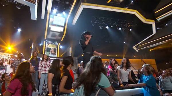 tim-mcgraw-performing-at-the-acm-awards