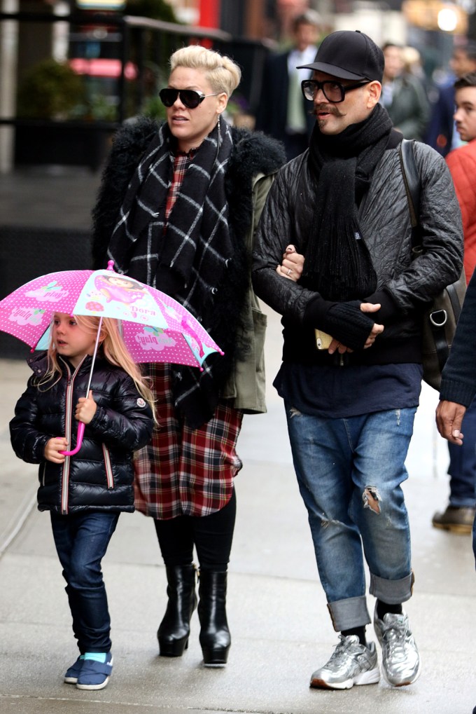 Willow Hart Braves The New York Rain With Mom Pink & Dad Carey Hart