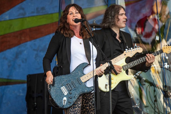 Alanis Morissette Performs With Her Band