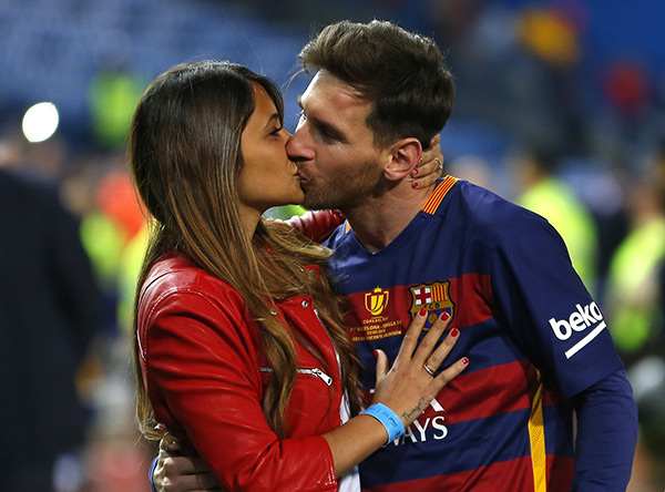 Lionel Messi & Antonella Roccuzo kissing