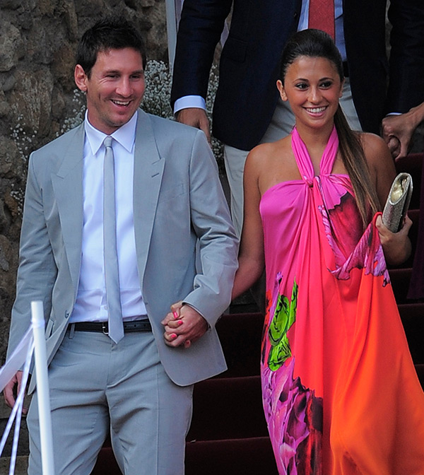 Lionel Messi and Antonella Roccuzo holding hands