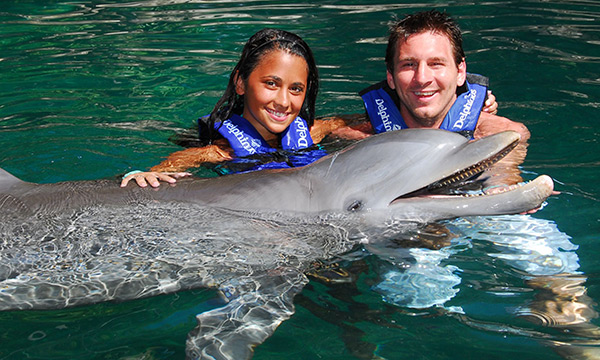 Lionel Messi and Antonella Roccuzo with a dolphin