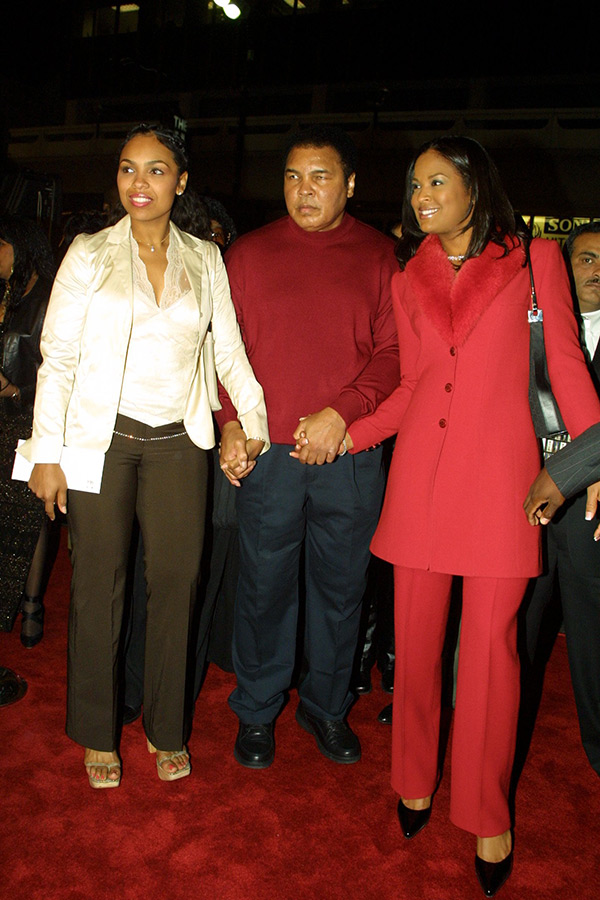 muhammad-ali-family-rushes-to-his-bedside-ftr