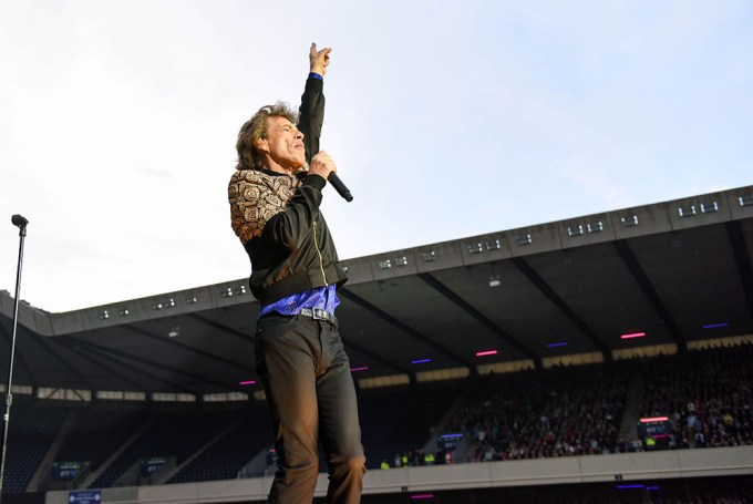Mick Jagger Sings For His Fans