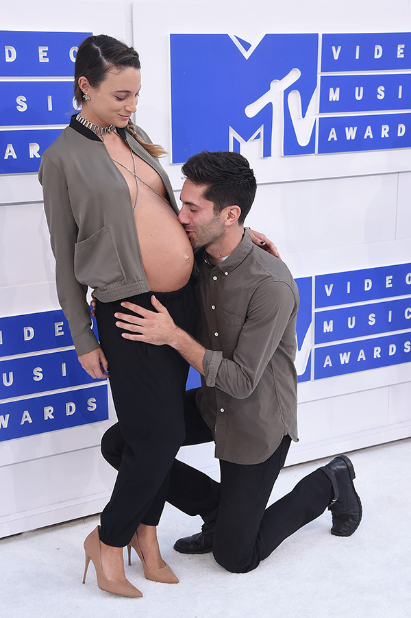 Laura-Perlongo-and-Nev-Schulman-kissing-belly
