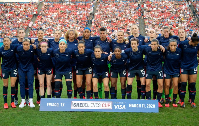 USWNT poses for group photo