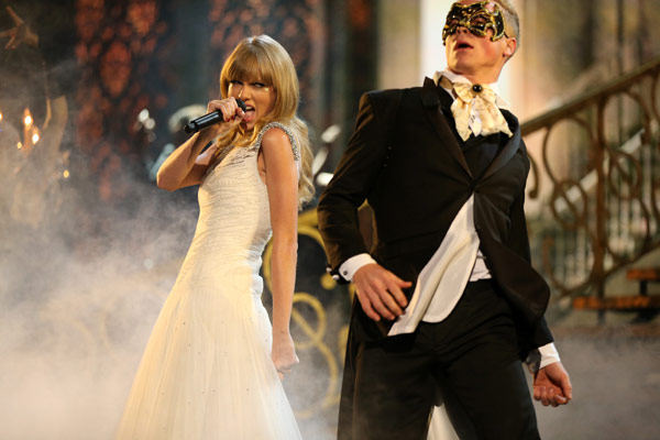 taylor-swift-performs-ama-2012-american-music-awards2