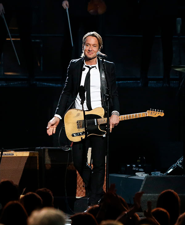 keith-urban-performs-blue-aint-your-color-at-your-cmas-ftr-1