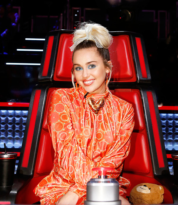 miley-cyrus-the-voice-craziest-outfits-3