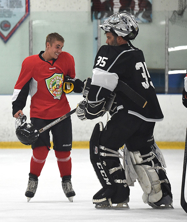 Justin Bieber gets hit, bounces back in celeb hockey game