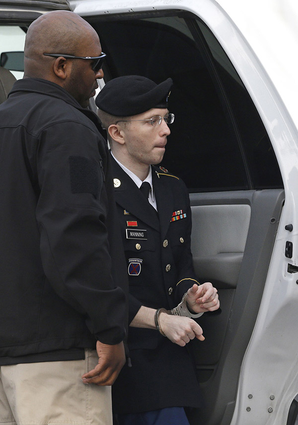 chelsea-manning-aka-bradley-manning-escorted-from-courthouse-2