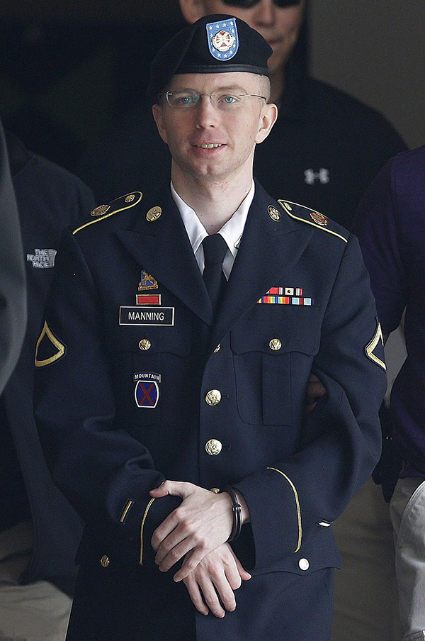chelsea-manning-aka-bradley-manning-escorted-from-courthouse-3