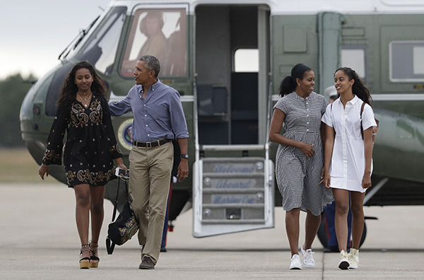 Obama Family Leave Private Plane After Vacation