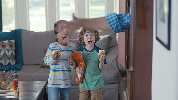 _toddlers-outsmart-their-dads-in-adorable-kings-hawaiian-rolls-super-bowl-ad-ftr