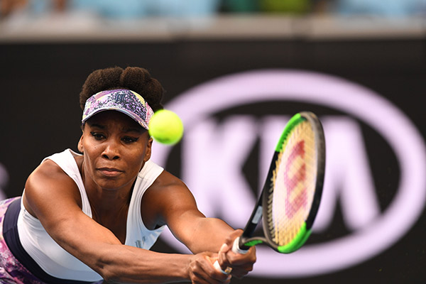 Venus Williams play on the court