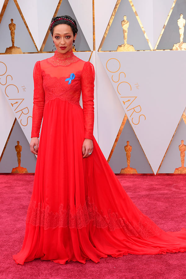 ruth-negga-more-stars-rock-blue-ribbons-on-oscars-red-carpet-what-do-they-mean-ftr