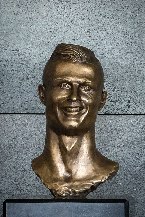 Cristiano-Ronaldo-statue-mess-up-5