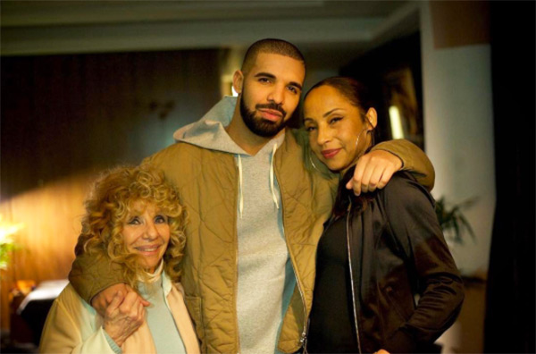 Drake poses with his mother & Sade backstage at his concert