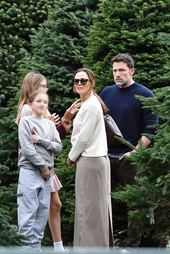 Ben Affleck & Jennifer Garner Shop For Christmas Trees With Family
