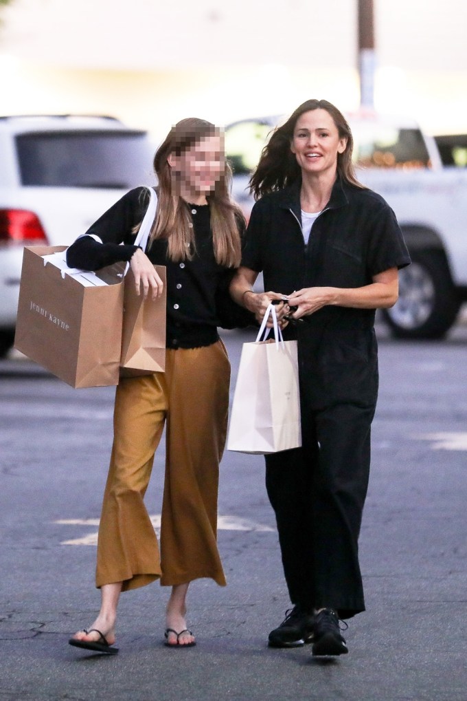 Jennifer Garner Goes Shopping With Daughter Violet