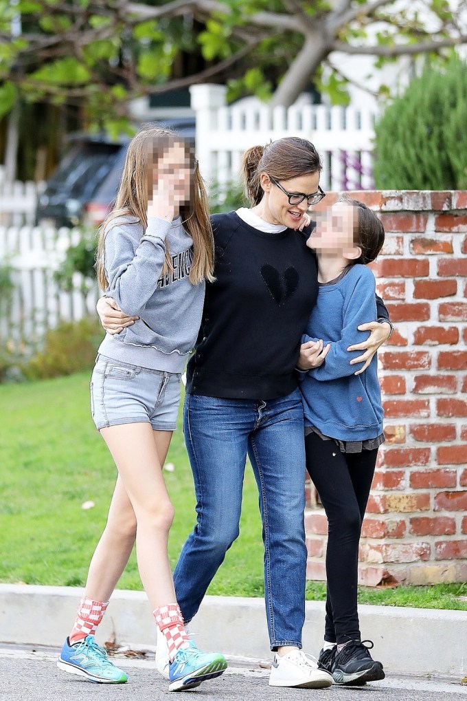 Jennifer Garner Walks With Her Kids Amid COVID-19