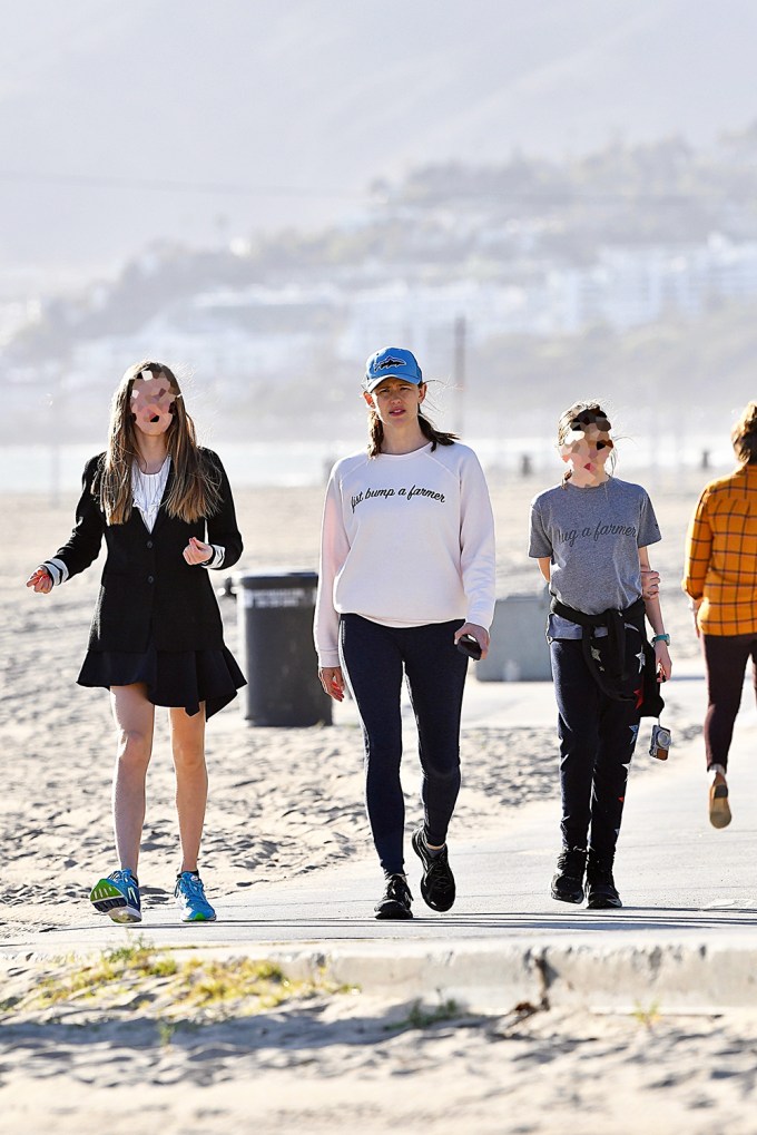 Jennifer Garner & Girls Enjoy A Walk By The Santa Monica Beach