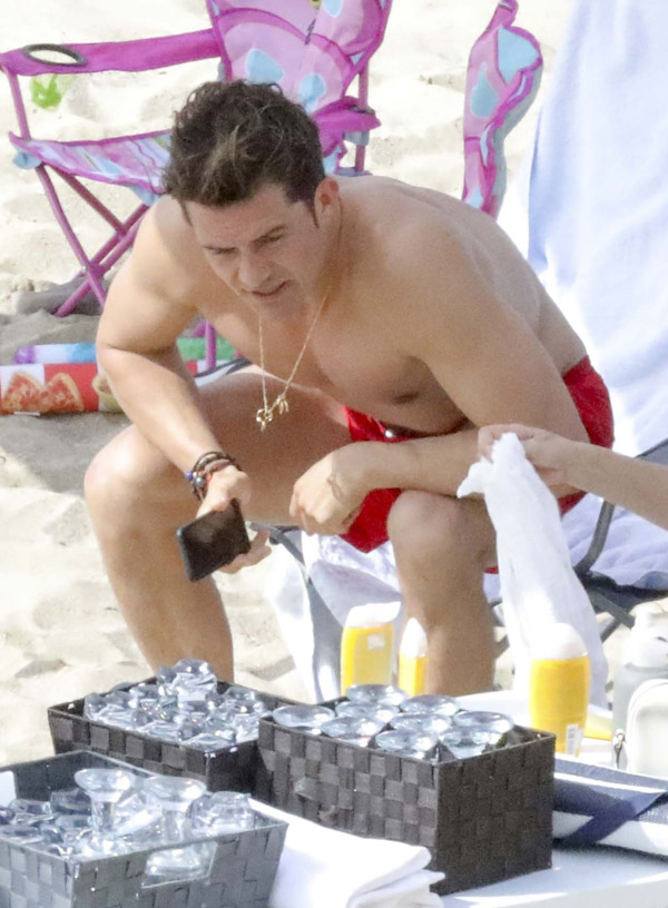 Exclusive… Orlando Bloom Vacations In France With Kristy Hinze