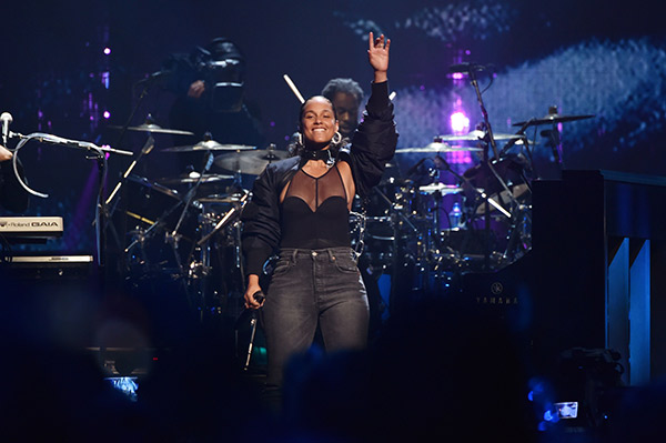 Alicia-Keys-TI-More-Pay-Tribute-To-Tupac-With-Epic-Performances-At-The-Rock-N-Roll-Hall-Of-Fame-ftr