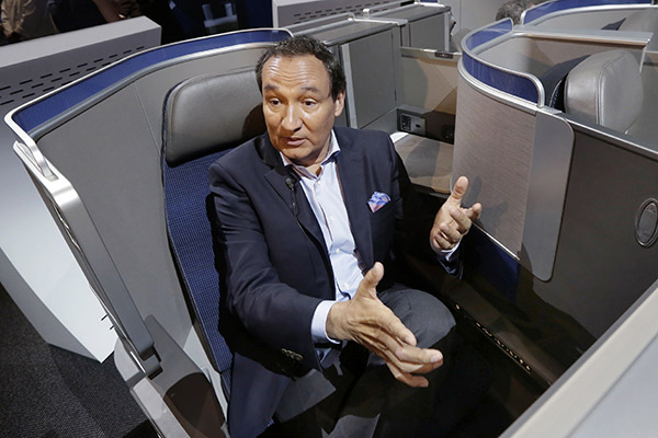 oscar-munoz-united-airlines-ceo-commends-staff-dragging-passenger-off-plane-FTR