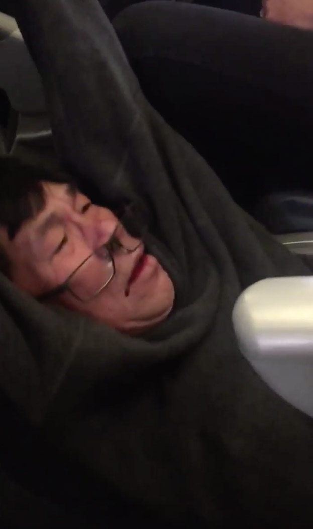 United-Airlines-Shocking-Video-Passenger-Bloodied-Disoriented-14