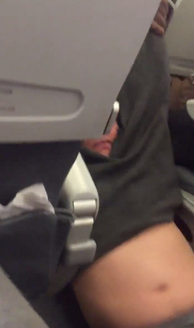 United-Airlines-Shocking-Video-Passenger-Bloodied-Disoriented-17