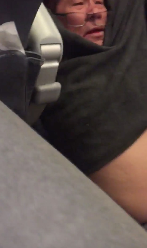 United-Airlines-Shocking-Video-Passenger-Bloodied-Disoriented-18