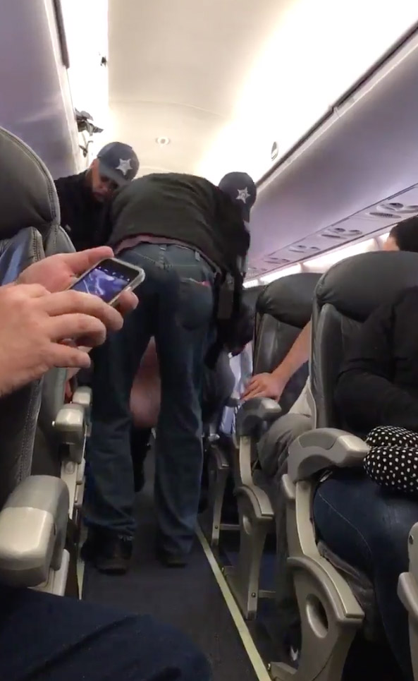 United-Airlines-Shocking-Video-Passenger-Bloodied-Disoriented-5
